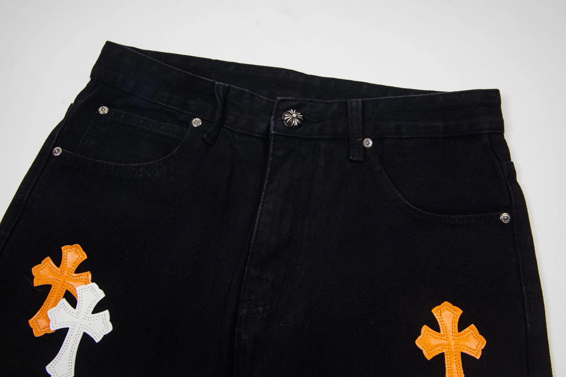 P260 Chrome Hearts Black Pants Sanskrit Yellow Patch Leather Jeans CH jeans need to be washed after the finished product is disassembled and then hand-stitched with sheepskin cross leather and then spliced ​​to complete. The whole piece has too many craftsmanship to explain. The patchwork is decorated with cross patterns, and the high-waisted washed jeans! ! Absolutely high-end luxury products, god-level single products and super popular products, made with top heavy industry, a must-see magic weapon. Customized hardware. The fabric is thick and soft after washing. It has good breathability. Customized small leather label. Unique design. The details are simple and elegant, and the workmanship is exquisite. The entire trousers are neatly routed and the details are in place! It’s so cool that both men and women can easily control the genderless trend! Style number: 1874# Color: black Size: 28 30 32 34